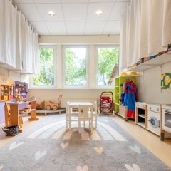 Der Funktinsraum "Rollenspiel" ist zu sehen mit einer Spielküche, Tisch mit Stühlen und einem Kaufmannsladen.