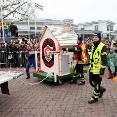 Selbstgebastelter Umzugswagen der Feuerwehr Gernsheim.