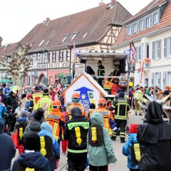 Der Umzug hat den Schöfferplatz erreicht.