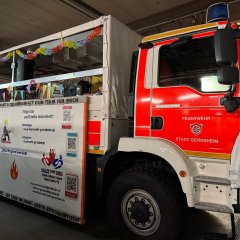 Als Umzugswagen für die Fastnacht geschmücktes Feuerwehrfahrzeug.