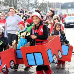 Kinder der Kinderfeuerwehr beim Umzug der Straßenfastnacht.