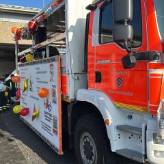 Als Umzugswagen für die Fastnacht geschmücktes Feuerwehrfahrzeug.