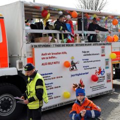 Als Umzugswagen für die Fastnacht geschmücktes Feuerwehrfahrzeug.