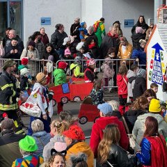 Kinder der Jugendfeuerwehr beim Fastnachtsumzug.