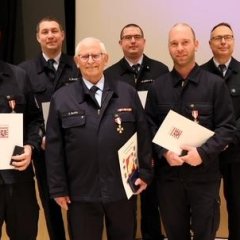 Ehrungen für Kameraden der Freiwilligen Feuerwehr.
