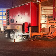 Unter einem Anhänger liegt ein Fahrrad während einer technischen Rettungsübung.