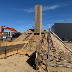 Feuerwehrleute in Schutzkleidung arbeiten gemeinsam an einer Übung im Bereich Technische Hilfeleistung am Bau.