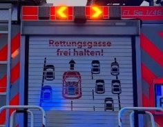 Rückseite eines Feuerwehrfahrzeugs auf der Autobahn.