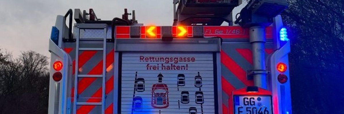 Rückseite eines Feuerwehrfahrzeugs auf der Autobahn.