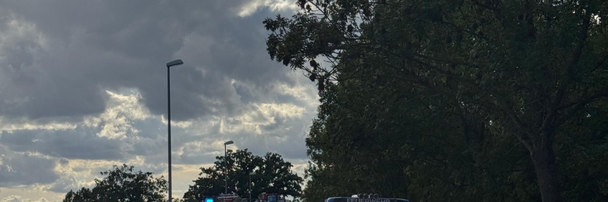 ELW1 sowie HLF20 befinden sich bei einem Verkehrsunfall zwischen zwei Fahrzeugen im Einsatz.