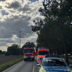 ELW1 sowie HLF20 befinden sich bei einem Verkehrsunfall zwischen zwei Fahrzeugen im Einsatz.