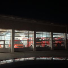 Die Fahrzeughalle der Gernsheimer Wehr bei Nacht.