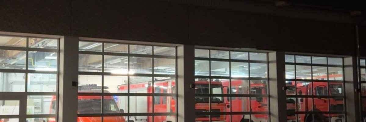 Die Fahrzeughalle der Gernsheimer Wehr bei Nacht.