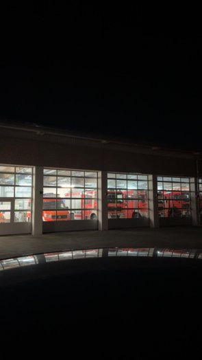 Die Fahrzeughalle der Gernsheimer Wehr bei Nacht.