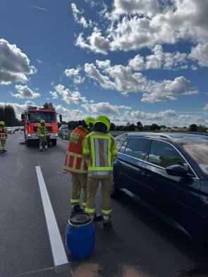 An einem verunfallten PKW wird die Batterie abgeklemmt.