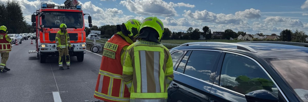 An einem verunfallten PKW wird die Batterie abgeklemmt.