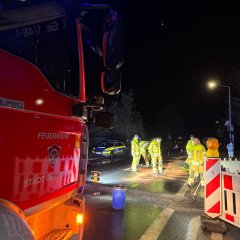 Einsatzstelle - ein PKW hat sich an einer Absenkung die Ölwanne aufgerissen.