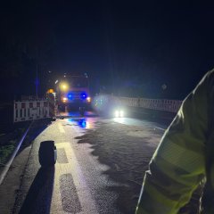 Die verunreinigte Fahrbahn wurde mittels Ölbindemittel grob gereinigt.