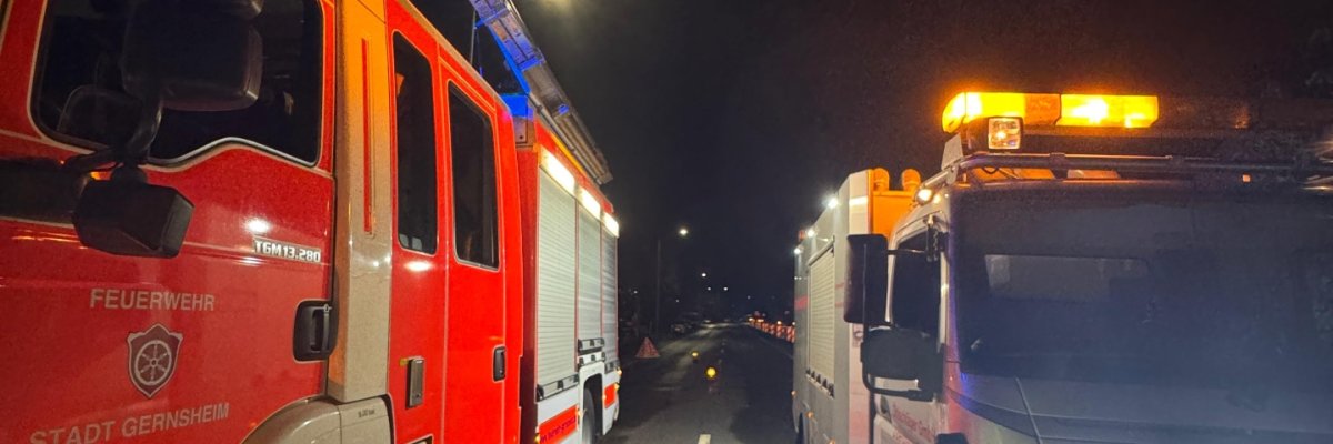 Die Firma Ölschläger rückte mit einem Spezialfahrzeug zur Fahrbahnreinigung an.