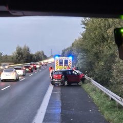 Verunglückter PKW auf der A67 in Fahrtrichtung Norden.