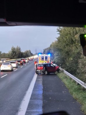 Verunglückter PKW auf der A67 in Fahrtrichtung Norden.