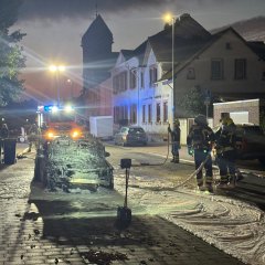 Ausgebrannter PKW nach technischem Defekt in der Zwingenberger Straße.