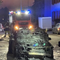 Ausgebrannter PKW nach technischem Defekt in der Zwingenberger Straße.