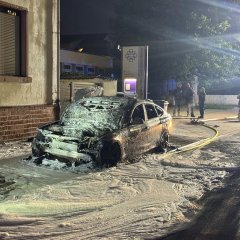 Ausgebrannter PKW nach technischem Defekt in der Zwingenberger Straße.