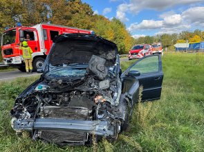 Beschädigter PKW nach Verkehrsunfall an der AS Gernsheim.