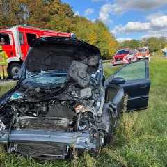 Beschädigter PKW nach Verkehrsunfall an der AS Gernsheim.