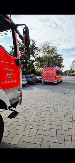 Unser Einsatzleitwagen (ELW1) sowie Löschgruppenfahrzeug (LF20) bei einer ausgelöste Brandmeldeanlage im Einsatz.