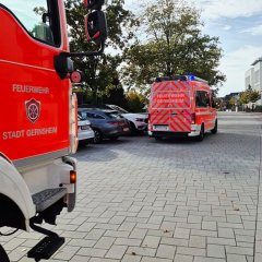 Unser Einsatzleitwagen (ELW1) sowie Hilfeleistungslöschgruppenfahrzeug (HLF20) bei einem ausgelösten Rauchmelder im Einsatz.