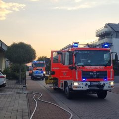 Unser Hilfeleistungslöschgruppenfahrzeug (HLF20) sowie Gerätewagen-Logistik (GWL-2) an einer Einsatzstelle (Symbolbild).