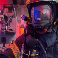 Der Angriffstruppführer ist ausgerüstet (Atemschutzmaske sowie Atemschutzgerät) und somit einsatzbereit (Symbolbild).