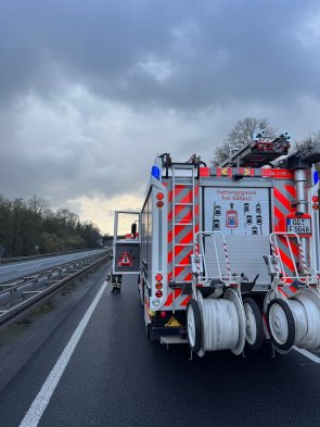 Unser Hilfeleistungslöschgruppenfahrzeug (HLF20) bei einem Verkehrsunfall auf der A67 im Einsatz (Symbolbild).