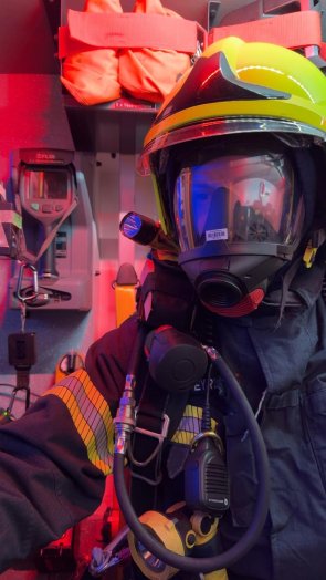 Der Angriffstruppführer ist ausgerüstet (Atemschutzmaske sowie Atemschutzgerät) und somit einsatzbereit.