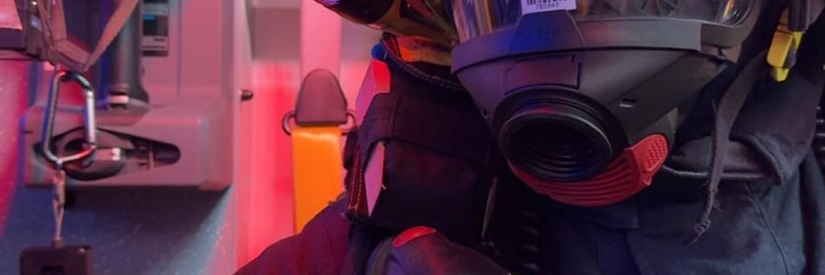 Der Angriffstruppführer ist ausgerüstet (Atemschutzmaske sowie Atemschutzgerät) und somit einsatzbereit.