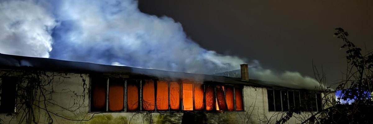 Es brennt eine Lagerhalle in Gernsheim.