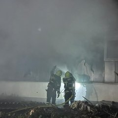 Ein Trupp unter Atemschutz erkundet die Lage an der Lagerhalle.