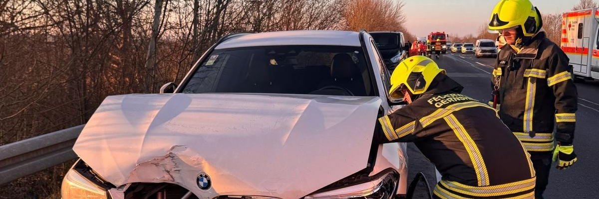 Verunfallter PKW auf der Autobahn - ein Trupp versucht die Fahrzeugbatterie zu finden.