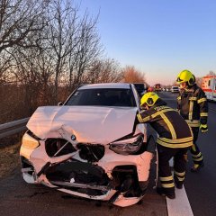 Verunfallter PKW auf der Autobahn - ein Trupp versucht die Fahrzeugbatterie zu finden.