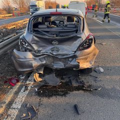 Stark beschädigtes Fahrzeugheck.