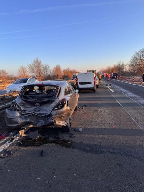 Übersichtsaufnahme der Unfallstelle auf der Autobahn.