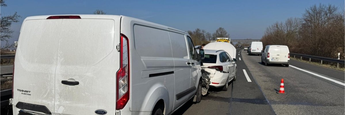 Auffahrunfall zwischen mehreren Fahrzeugen auf der Autobahn.