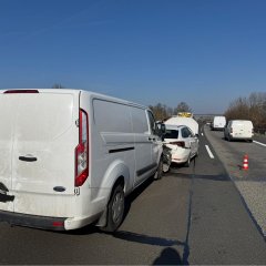 Auffahrunfall zwischen mehreren Fahrzeugen auf der Autobahn.