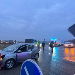 Verkehrsunfall am Kreisverkehr. Zwei Fahrzeuge waren zusammengestoßen.