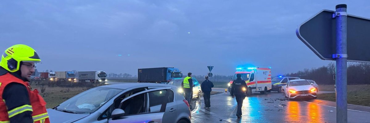 Verkehrsunfall am Kreisverkehr. Zwei Fahrzeuge waren zusammengestoßen.