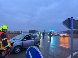 Verkehrsunfall am Kreisverkehr. Zwei Fahrzeuge waren zusammengestoßen.