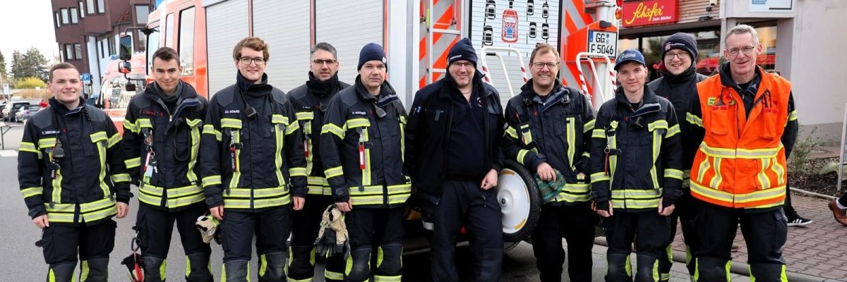 Einsatzkräfte stehen zum Brandsicherheitsdienst bereit.