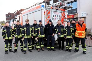 Einsatzkräfte stehen zum Brandsicherheitsdienst bereit.